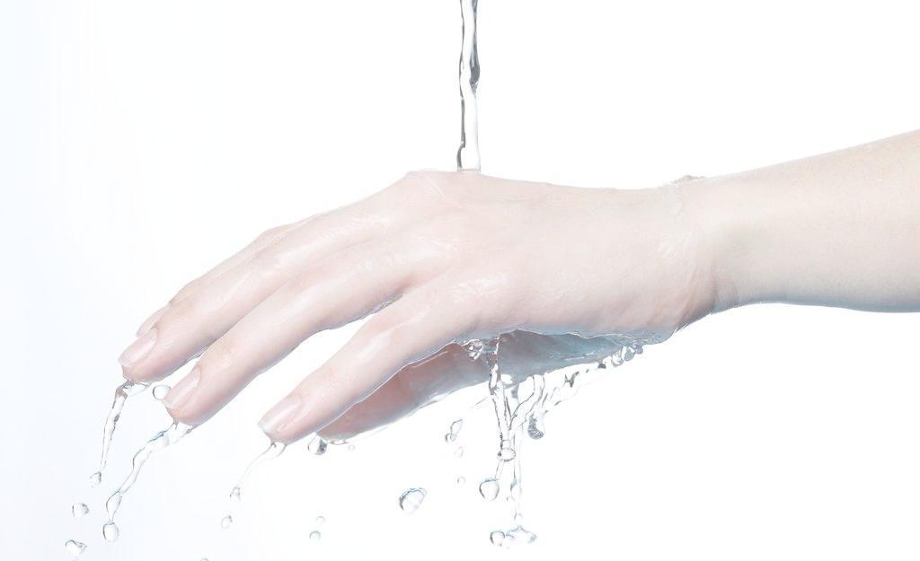 С жидкостью для мытья рук все бактерии убегут